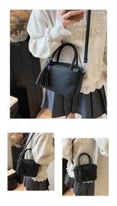 Détail du sac bandoulière plissé noir avec gland en cuir élégant et bandoulière