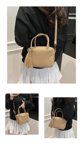 Détails du sac cabas plissé beige avec pompon long et fermeture éclair supérieure pratique