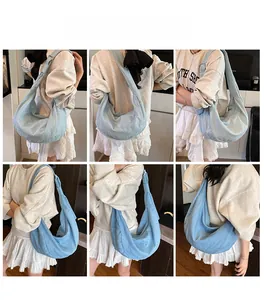 Vues multiples d'un grand sac bandoulière en denim bleu clair en forme de croissant