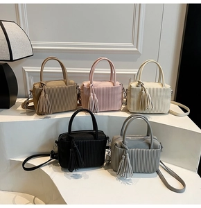 Détails de sacs seaux en cinq couleurs avec plis verticaux et breloques à pompons