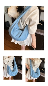 Détails du sac hobo en denim bleu clair avec grande capacité et forme de demi-lune