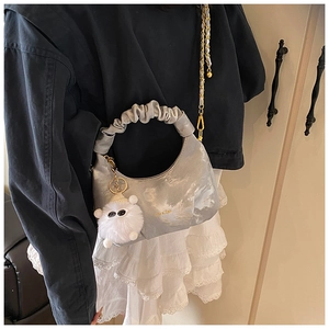 Détail du sac à main gris à imprimé nuage avec poignée froncée et breloque mouton