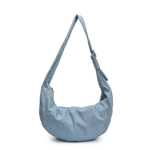 Sac à bandoulière en denim bleu clair en forme de croissant avec sangle réglable