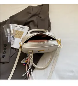 Detailansicht der weißen Mini-Bowlingtasche mit viel Stauraum und goldenen Reißverschlüssen