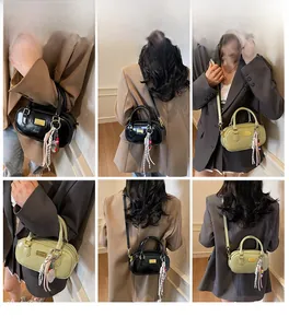 Detailansicht der Mini-Bowlingtasche mit Quaste und Perlen in Schwarz und Salbeigrün