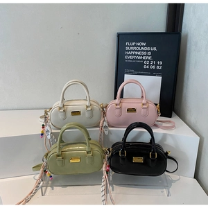 Mini sacs à main Boston en quatre couleurs brillantes avec breloques perlées sur support