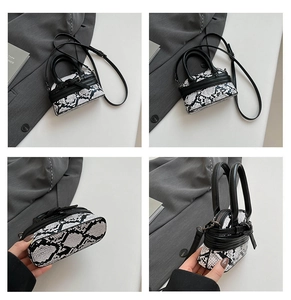 Dettaglio della mini borsa a conchiglia con motivo a serpente bianco e nero e manico