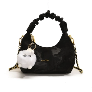 Sac hobo plissé noir avec bandoulière dorée et pompon blanc en peluche douce