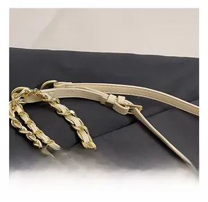 Détail de la bandoulière réglable en cuir blanc cassé et chaîne dorée du sac