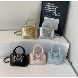Mini borse a tracolla a conchiglia nei colori oro, argento, rosa, blu e nero opaco