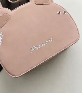 Dettaglio della borsa rosa con ricamo Princess, trama in morbida pelle e cuciture fini