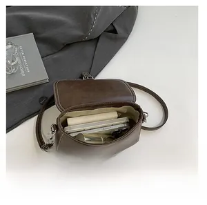Capacité intérieure du sac bandoulière vintage marron avec surpiqûres contrastées