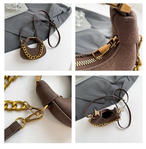 Detalle de mini bolso medialuna marrón con cadena dorada y textura de ante suave