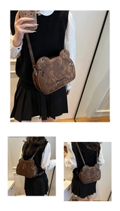 Dettaglio della borsa a tracolla marrone a forma di orso con ricamo Princess e finta pelle vintage