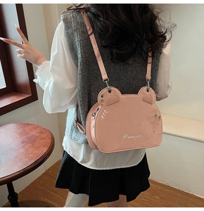 Borsa rosa a forma di cuore con scritta Princess e tracolla sottile sul tavolo