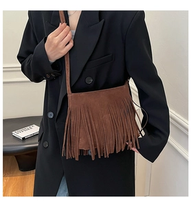 Détail du sac bandoulière bohème en daim marron avec de longues franges et sangle