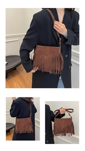 Vue détaillée du sac bandoulière bohème en daim marron foncé avec de longues franges