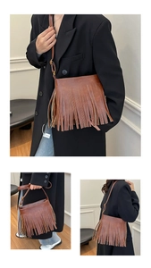 Détails d'un sac bandoulière marron foncé vintage avec de longues franges et sangle en cuir