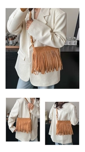 Détail de la texture en daim marron et des longues franges sur le sac à bandoulière