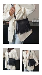 Détails du sac à franges bohème noir avec bandoulière réglable et ferrures dorées