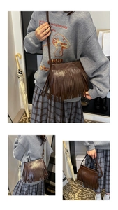 Détail du sac à bandoulière vintage marron avec des franges et une sangle réglable