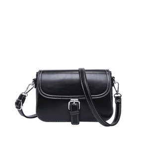 Sac bandoulière noir classique avec surpiqûres blanches et boucle en métal argenté