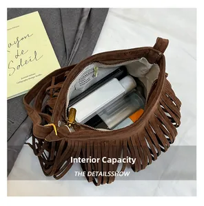 Vue intérieure du sac à franges marron mat montrant le rangement et la poche zippée