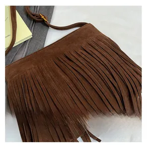 Vue détaillée du daim marron foncé et des longues franges sur le sac de style bohème
