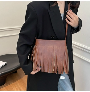 Details der braunen Fransen-Beuteltasche aus glänzendem Leder im Vintage-Stil