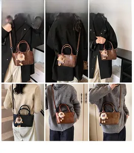 Vues détaillées du sac seau tissé en marron et noir avec pendentif en peluche