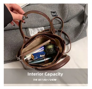 Capacité interne du sac seau marron avec détails pour téléphone et rouge à lèvres