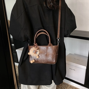 Sac seau tressé marron vintage pour femme avec pendentif mouton en peluche