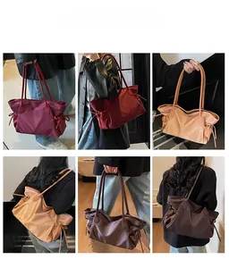 Collage de grands sacs de voyage avec détail de cordon latéral et plusieurs couleurs