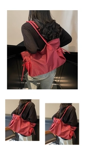 Détail macro du sac fourre-tout en nylon bordeaux avec nœud de serrage sur le côté