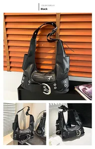 Détail du sac hobo croissant noir avec œillets métalliques et boucles décoratives