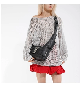 Détails du sac à bandoulière punk noir avec grandes boucles argentées et œillets en métal