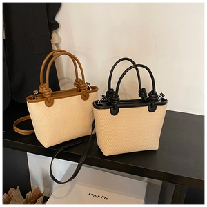 Détails des sacs cabas tissés avec bordure en cuir contrasté et poignée nouée unique