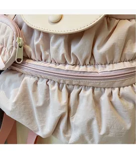 Detail van roze gekreukelde nylon stof met duurzame rits op casual dames rugzak