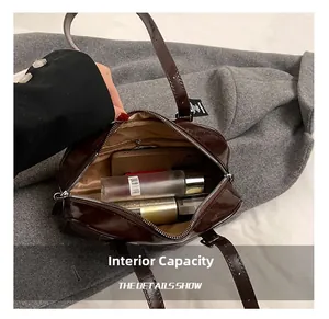Vue intérieure du sac sous l'aisselle en similicuir marron montrant sa grande capacité