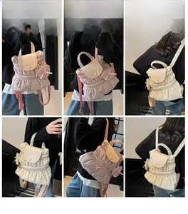 Details van de geplooide nylon rugzak in roze en crème met bijpassend mini-muntzakje