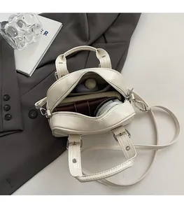 Vue de dessus du sac Boston beige ouvert montrant l'intérieur spacieux et les accessoires
