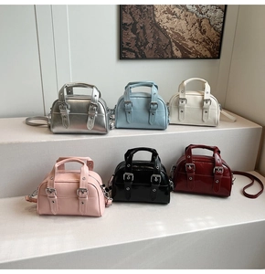 Détails des petits sacs carrés en cuir PU vintage disponibles en six coloris
