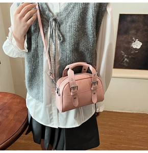 Détails du sac à main Boston rose avec boucles et finition en cuir poli sur le modèle