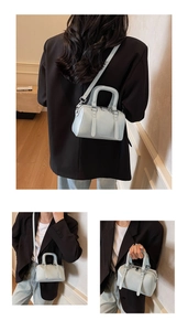 Détails du mini sac Boston bleu menthe en cuir brillant avec bandoulière amovible