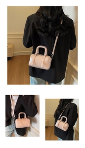 Détail du mini sac Boston rose clair en similicuir lisse avec bandoulière réglable