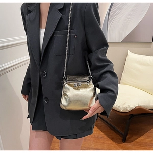 Détail d'un sac à chaîne doré avec un fermoir vintage en métal et une finition élégante