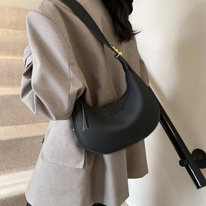 Elegante borsa a tracolla nera a mezzaluna in pelle martellata con finiture oro