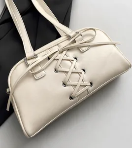 Detail der cremefarbenen Boston Bag mit Schnürung und Metallösen für Damen