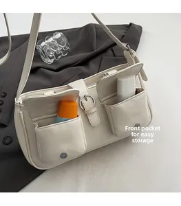 Detailansicht der cremeweißen Umhängetasche mit zwei Vordertaschen für einfache Aufbewahrung