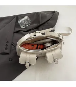 Draufsicht auf cremeweiße Tasche mit viel Platz für tägliche Utensilien im Innenraum